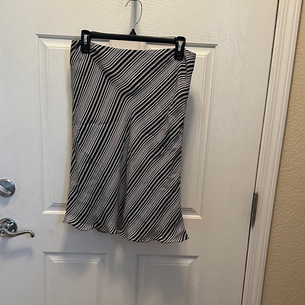 Jones of New York Signature Black and White 100% Silk Striped Women's Skirt